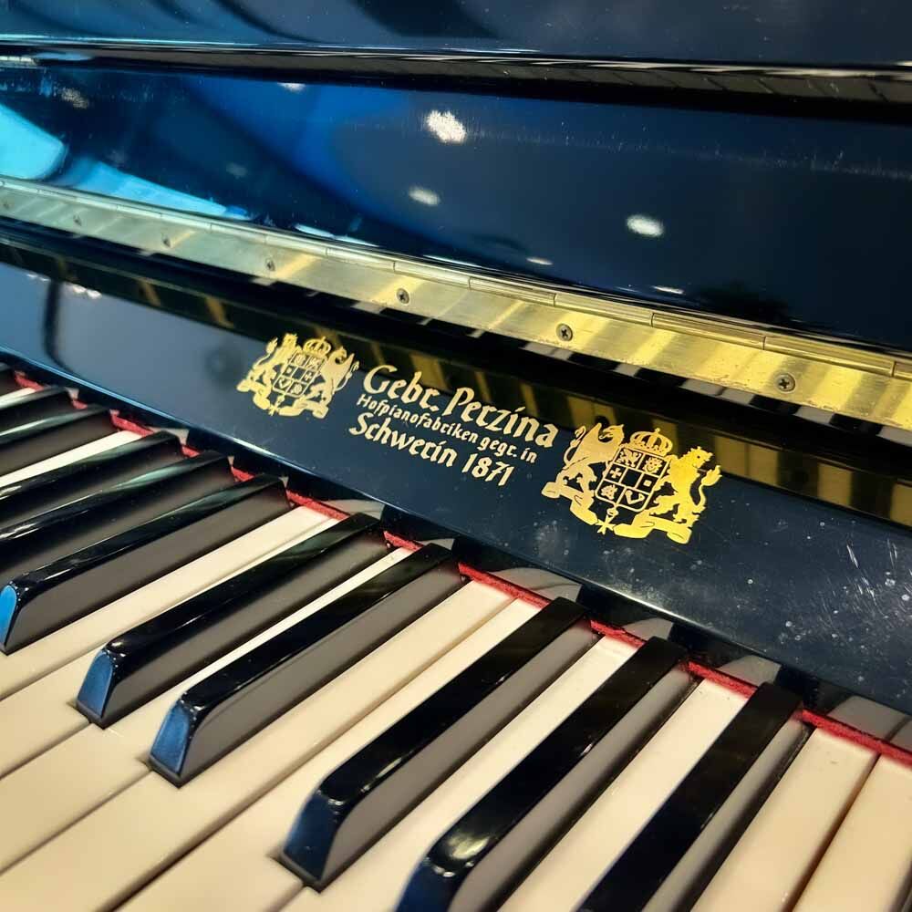 Gebe Perzina GP129BBR Upright Piano Front Logo