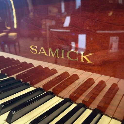Samick SIG54KBF Baby Grand Piano Front Logo