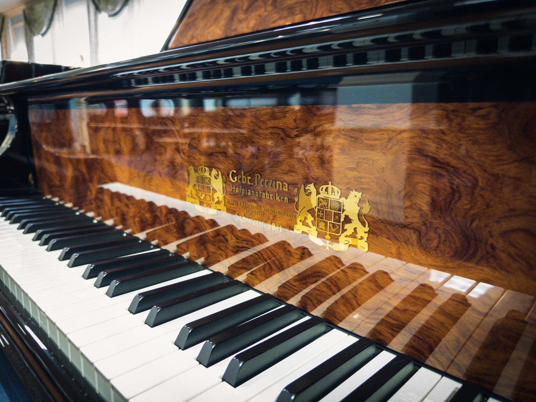 Perzina 161 Grand Piano Front Logo