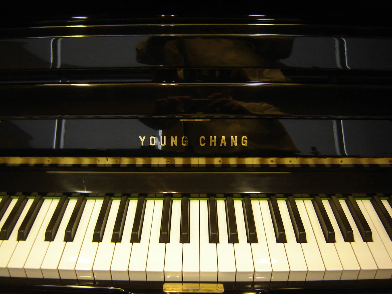 Young Chang Upright Piano 118 - Made in 1992 - Image 2
