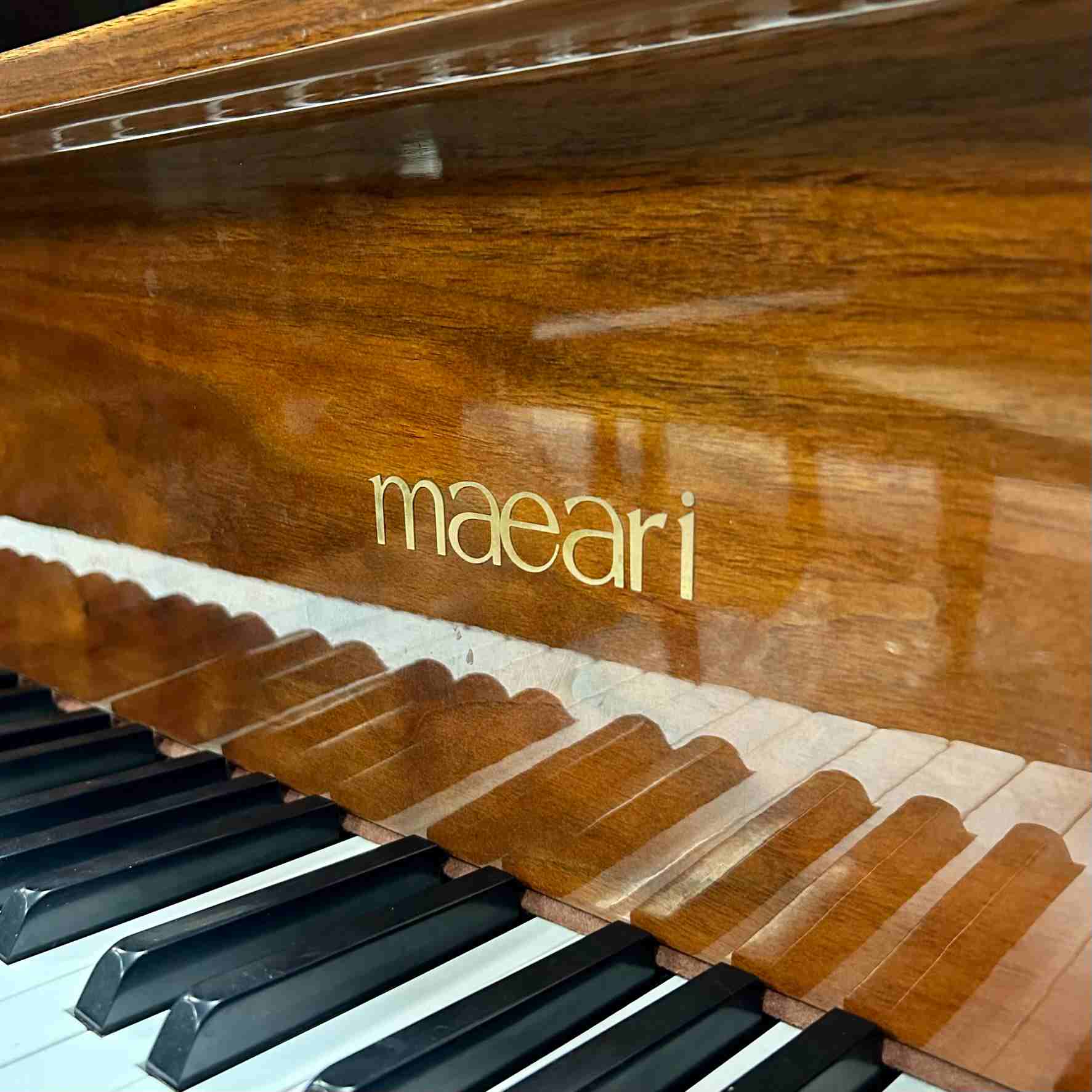 Maeari G80A Grand Piano Logo