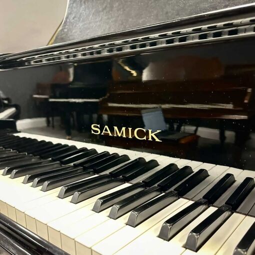 Samick SIG50 Grand Piano Front Logo